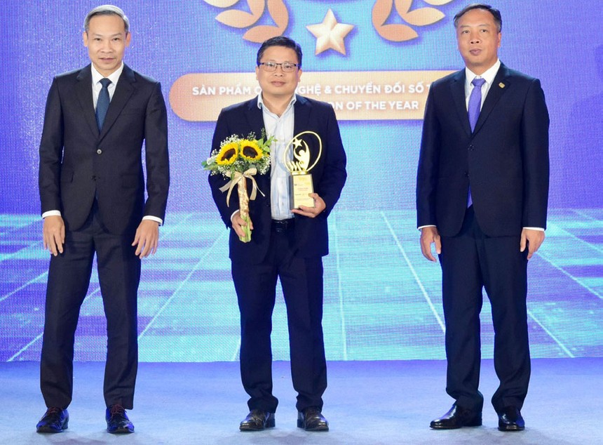 Ông Nguyễn Phúc Nguyên, Giám đốc Khối Công nghệ thông tin BVSC (đứng giữa) nhận Giải thưởng từ Ban Tổ chức Vietnam Wealth Advisor Summit 2023.