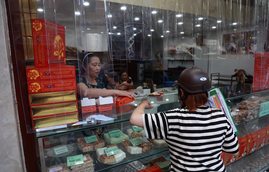 Nhiều doanh nghiệp kinh doanh bánh Trung Thu bắt đầu rịch rịch đón khách. (Ảnh: Minh Hiếu/Vietnam+)