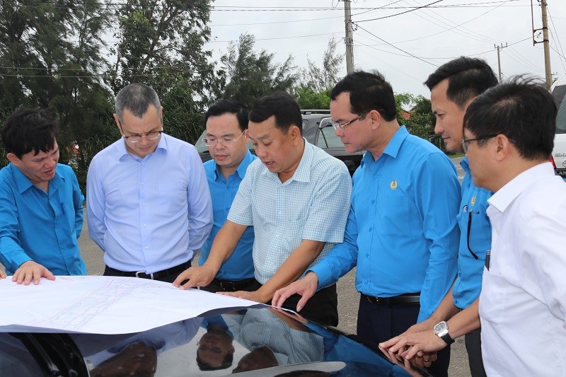 Bí thư Tỉnh ủy Phú Yên (thứ 2, từ bên trái qua) và lãnh đạo Tổng Liên đoàn Lao động Việt Nam trong chuyến khảo sát địa điểm dự kiến xây dựng khu thiết chế công đoàn tại Phú Yên. Ảnh Thanh Thúy.
