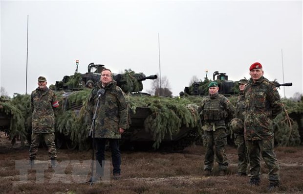 Bộ trưởng Quốc phòng Đức Boris Pistorius (thứ 2, trái) trong chuyến thăm các binh sỹ tại căn cứ huấn luyện ở Altengrabow, gần Moeckern, miền đông nước Đức, ngày 26/1/2023. (Ảnh: AFP/TTXVN)