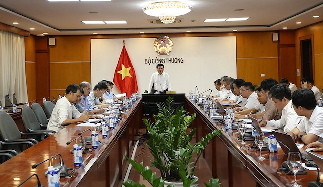 Bộ trưởng Bộ Công thương Nguyễn Hồng Diên, Phó trưởng ban thường trực Ban chỉ đạo Quốc gia về phát triển điện lực họp với các bên về triển khai dự án 500 kV mạch 3 đoạn Quảng Trạch.