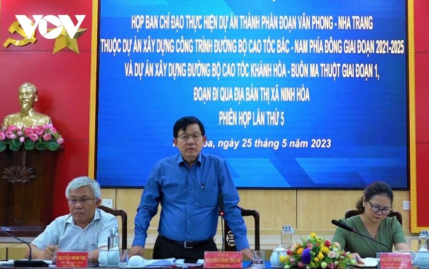 Ông Nguyễn Vĩnh Thạnh điều hành một cuộc họp của UBND thị xã Ninh Hòa (Ảnh: TL)