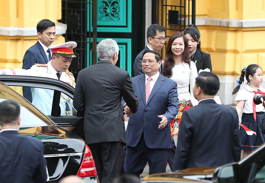 Thủ tướng Phạm Minh Chính đón Thủ tướng Singapore Lý Hiển Long tại xe (Ảnh: Đức Thanh).