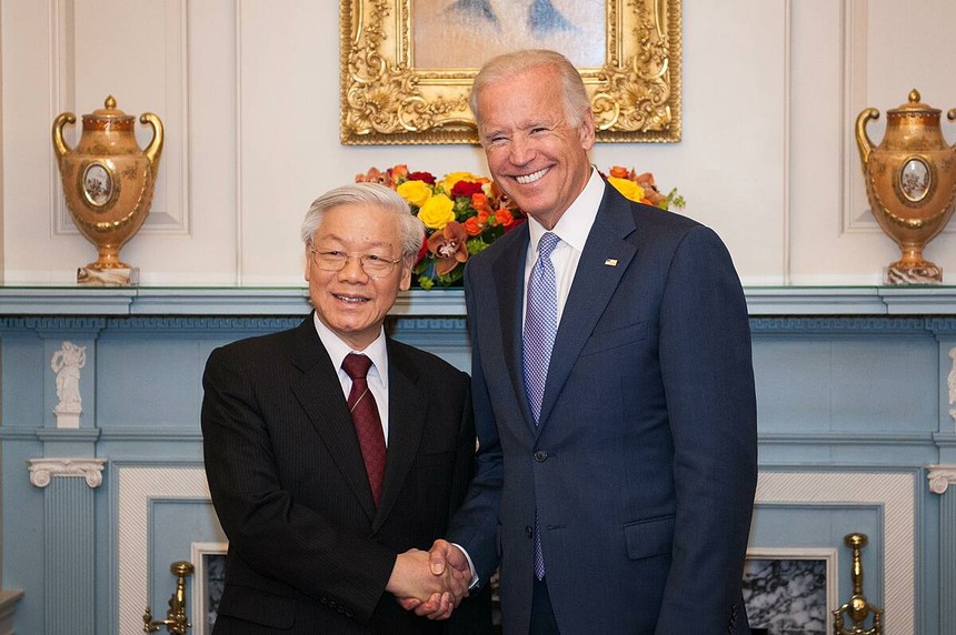 Ông Joe Biden khi còn là Phó tổng thống Mỹ, bắt tay Tổng Bí thư Nguyễn Phú Trọng trong bữa tiệc trưa tại Bộ Ngoại giao Mỹ ngày 7/7/2015. (Ảnh: Bộ Ngoại giao Mỹ).