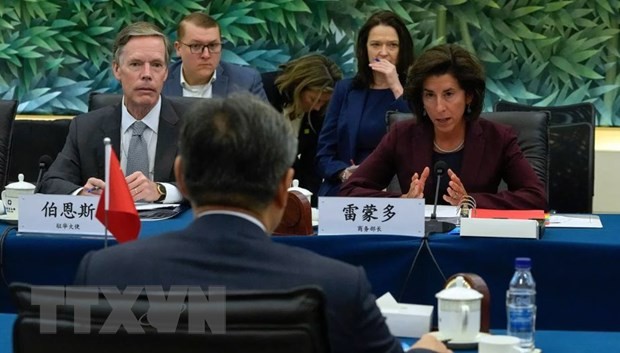 Bộ trưởng Thương mại Mỹ Gina Raimondo và Đại sứMỹ tại Trung Quốc Nick Burns gặp Bộ trưởng Thương mại Trung Quốc Vương Văn Đào ở Bắc Kinh ngày 28/8. (Nguồn: AFP/Getty Images)