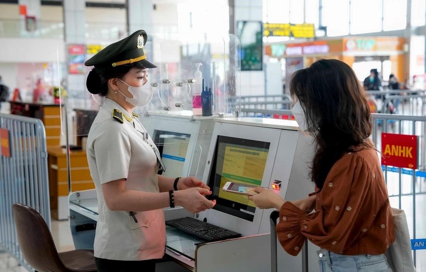 Công tác đảm bảo an ninh hàng không đượt siết chặt tại tất cả các khâu tại Cảng Hàng không quốc tế Nội Bài. (Ảnh: PV/Vietnam+).