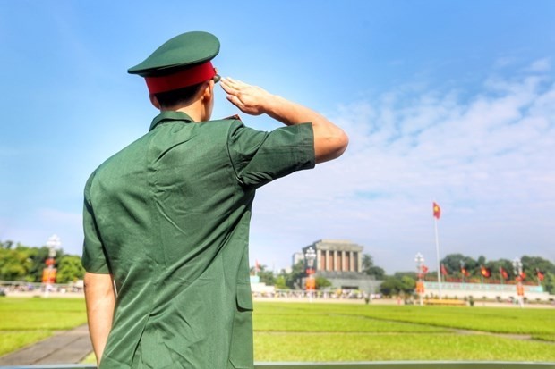 Một sĩ quan Quân đội nhân dân Việt Nam nghiêm trang chào cờ trước Lăng Bác, sáng 2/9. (Ảnh: Tuấn Đức/TTXVN)