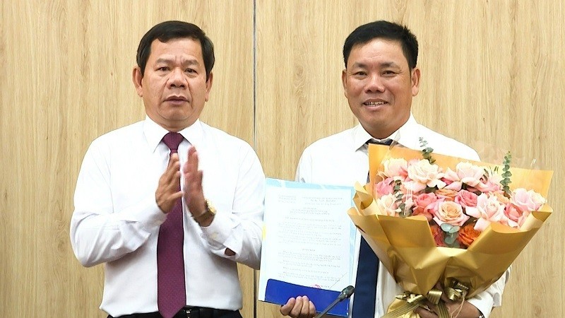 Chủ tịch UBND tỉnh Quảng Ngãi Đặng Văn Minh (bên trái) trao Quyết định bổ nhiệm và chúc mừng ông Nguyễn Văn Trọng. Ảnh: Tăng Thư - Mỹ An
