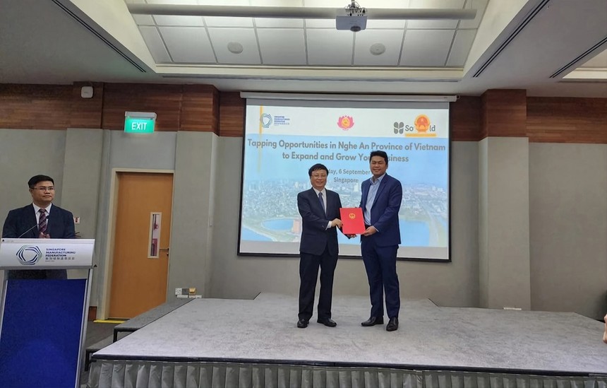 Phó chủ tịch UBND tỉnh Nghệ An Bùi Đình Long trao Giấy chứng nhận đăng ký đầu tư cho Giám đốc điều hành Tập đoàn Soilbuild Group Holdings Pte.