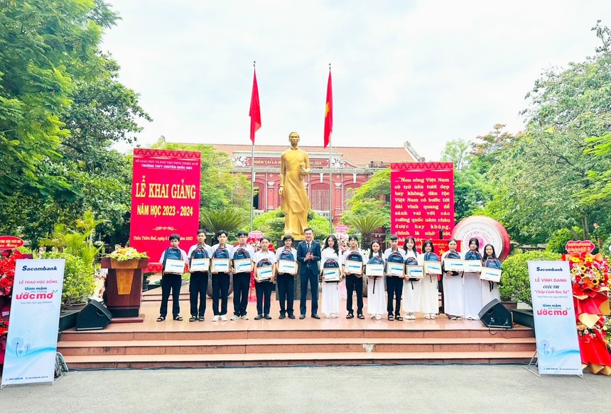 Trao học bổng tại Trường THPT Quốc học Huế (Thừa Thiên Huế).