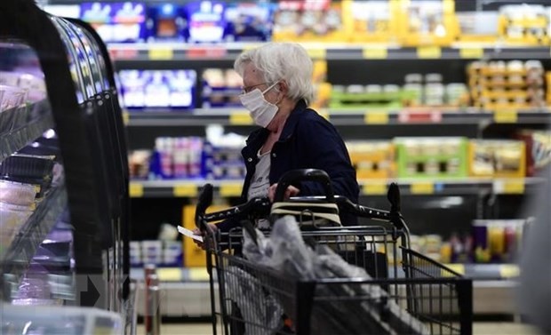 Người dân mua sắm tại một siêu thị ở Duesseldorf, Đức. (Ảnh: AFP/TTXVN)