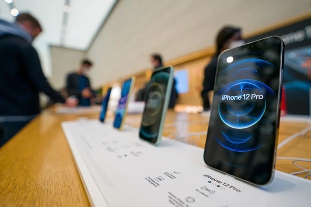 Mẫu điện thoại iPhone 12 bị cho là không đủ tiêu chuẩn về bức xạ. (Ảnh: Getty Images)