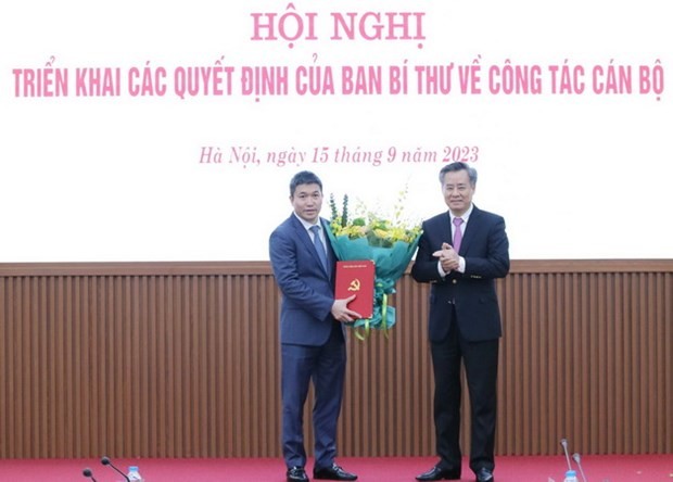 Ông Nguyễn Quang Dương, Phó Trưởng Ban Tổ chức Trung ương trao Quyết định và tặng hoa chúc mừng ông Phan Anh Sơn. (Nguồn: Liên hiệp các tổ chức Hữu nghị Việt Nam)