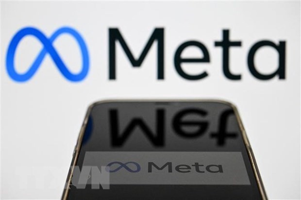 Biểu tượng Meta trên màn hình điện thoại. (Ảnh: AFP/TTXVN)