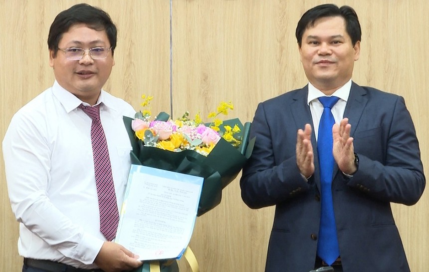 Ông Trần Phước Hiền - Phó Chủ tịch UBND tỉnh Quảng Ngãi trao quyết định cho ông Võ Minh Vương (áo trắng).