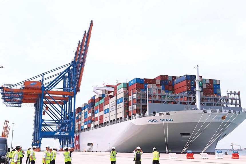 Hạ tầng đồng bộ và hiện đại sẽ làm giảm chi phí logistics. Trong ảnh: Xếp hàng tại cảng Bà Rịa - Vũng Tàu.