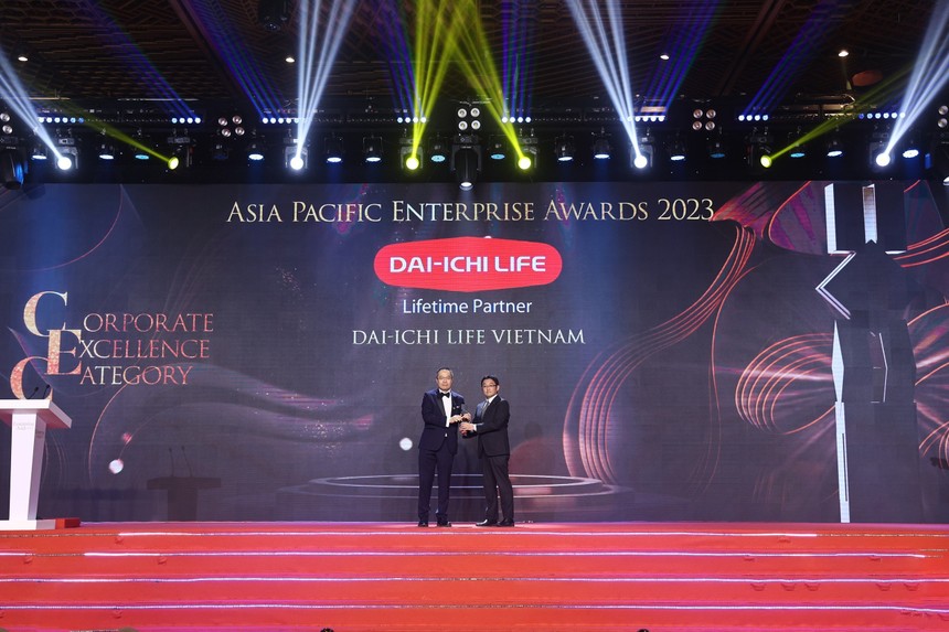 Ông Takahiro Mizukami - Giám đốc Kiểm soát Nội bộ, Dai-ichi Life Việt Nam (phải) nhận giải thưởng “Doanh nghiệp xuất sắc Châu Á” (Corporate Excellence Award).