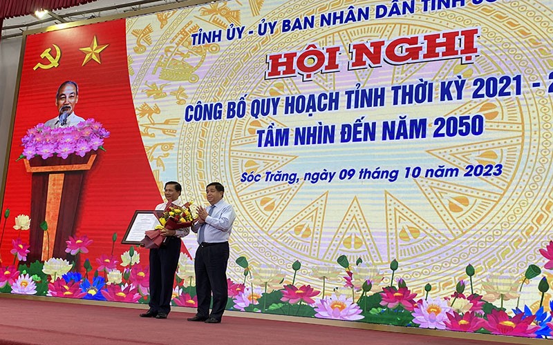 Bộ trưởng Bộ Kế hoạch và Đầu tư Nguyễn Chí Dũng trao Quyết định quy hoạch tỉnh Sóc Trăng cho Chủ tịch UBND tỉnh Sóc Trăng Trần Văn Lâu.