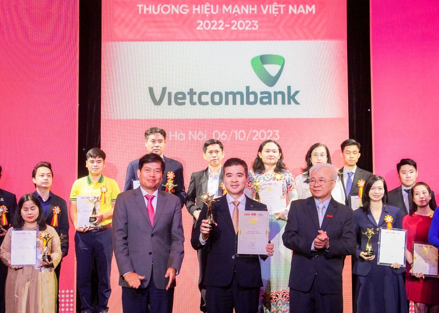 Đại diện Vietcombank (hàng đầu, đứng giữa) nhận giải thưởng Thương hiệu mạnh Việt Nam.