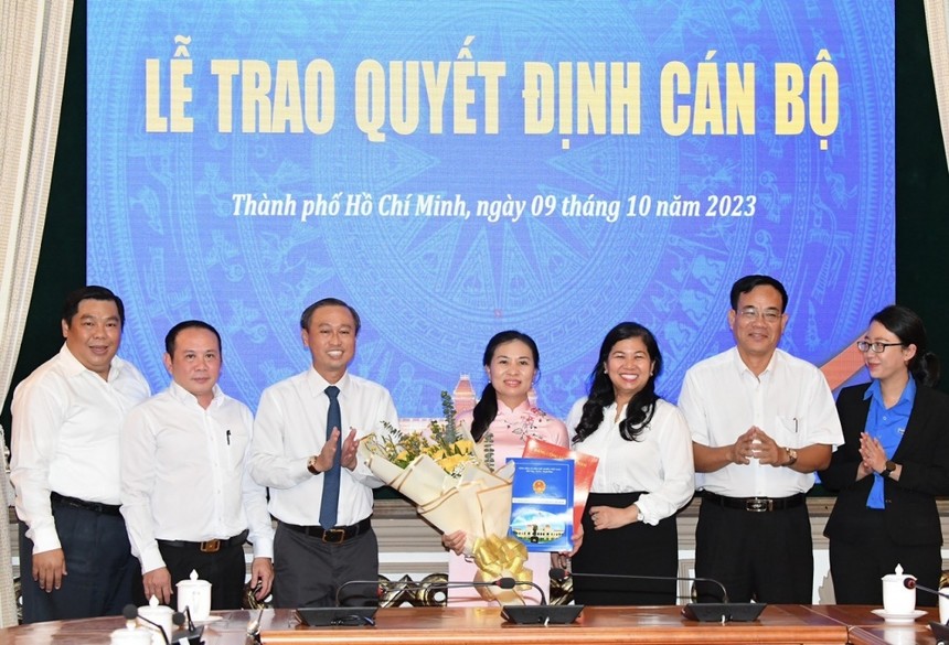 Bà Phan Kiều Thanh Hương (đứng giữa), tân Phó Giám đốc Sở Nội vụ TP.HCM cho biết sẽ cố gắng hết sức để hoàn thành tốt nhiệm vụ (ảnh: N.X)