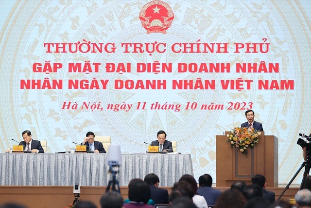 Chủ tịch VCCI Phạm Tấn Công báo cáo tại buổi gặp mặt giữa Thường trực Chính phủ và đại diện giới doanh nhân Việt Nam. Ảnh: VGP/Nhật Bắc.