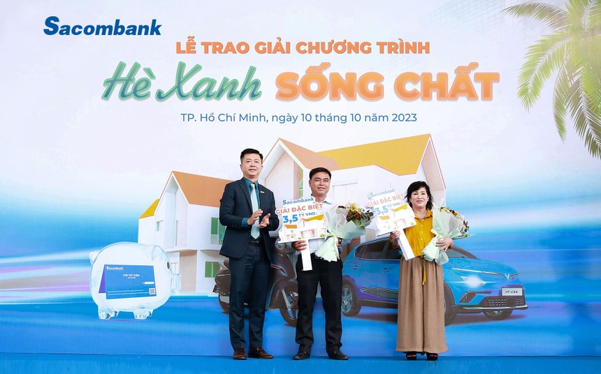 Ông Nguyễn Minh Tâm - Phó Tổng giám đốc Sacombank trao 2 giải đặc biệt cho khách hàng Lê Minh Xuân và khách hàng Phùng Thị Nhi.