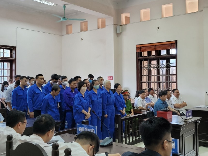 Các bị cáo bị đưa ra xét xử liên quan tới việc khai thác trái phép hơn 3 triệu tấn than tại Thái Nguyên.