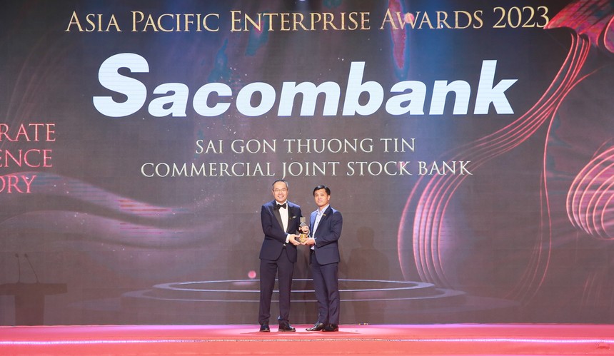 Ông Lê Đức Thịnh - Phó Tổng giám đốc Sacombank nhận giải "Doanh nghiệp xuất sắc châu Á" năm 2023.