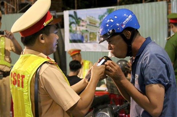 Kiểm tra nồng độ cồn người đi xe máy ở thành phố Phan Thiết (Bình Thuận). (Ảnh: Nguyễn Thanh/TTXVN)