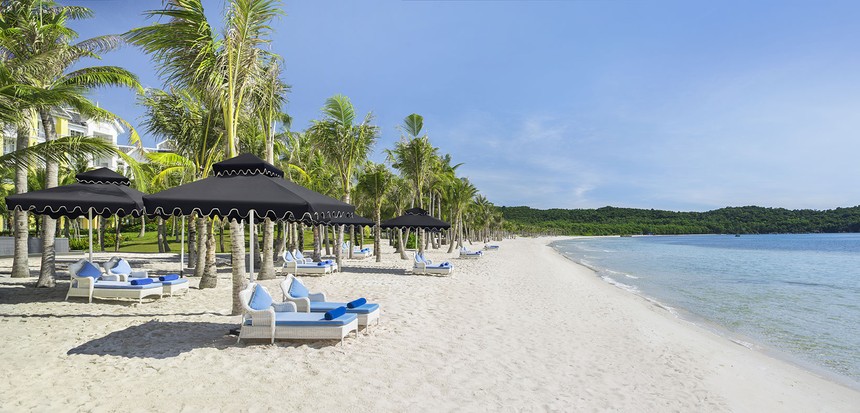 Bờ cát trắng mịn và nước biển xanh như ngọc tại Bãi Kem, Phú Quốc. Ảnh: JW Marriott Phu Quoc Emerald Bay Resort.