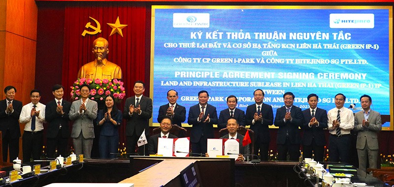 Công ty Green i - Park và Tập đoàn HiteJinro ký kết thỏa thuận thuê lại đất và cơ sở hạ tầng dưới sự chứng kiến của lãnh đạo tỉnh, các sở, ban, ngành Thái Bình.