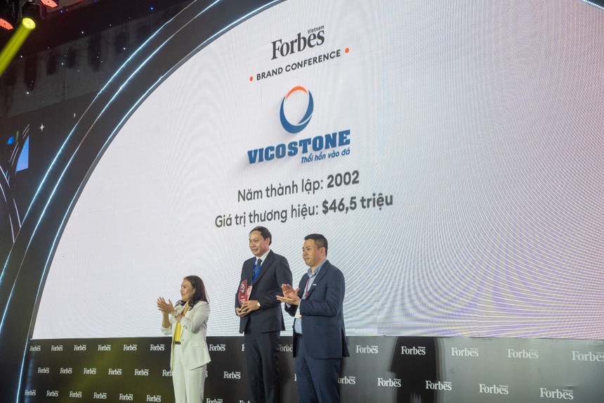 Đại diện lãnh đạo Vicostone nhận cúp giải thưởng tại sự kiện Hội nghị thương hiệu do Forbes Việt Nam tổ chức.