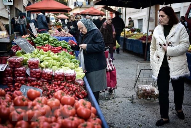 Người dân mua thực phẩm tại khu chợ ở Athens, Hy Lạp. (Ảnh: AFP/TTXVN)