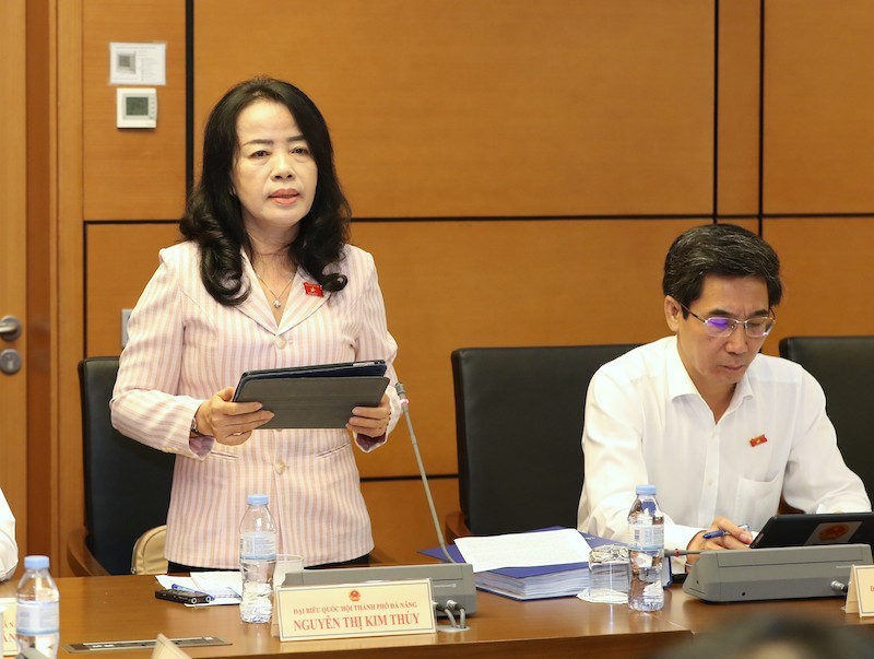 Đại biểu Nguyễn Thị Kim Thúy, Phó chủ nhiệm Ủy ban Xã hội phát biểu tại tổ. Ảnh: Duy Linh.