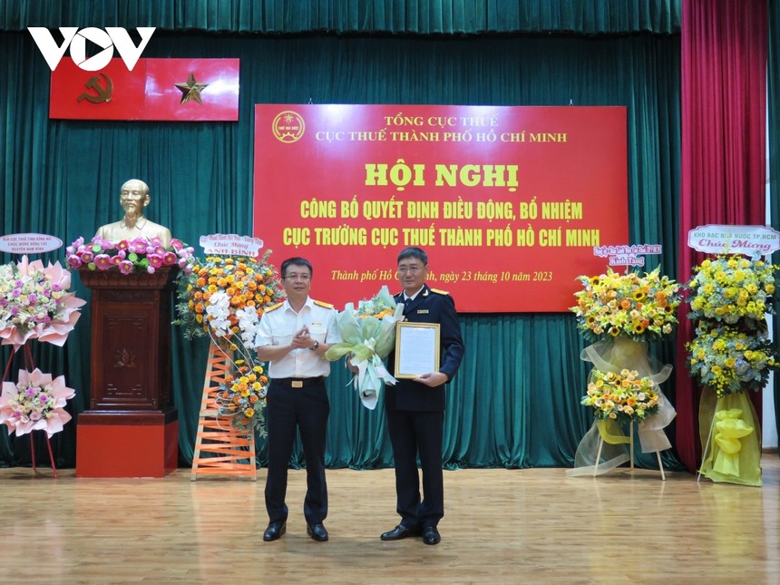 Tổng Cục trưởng Tổng cục Thuế Mai Xuân Thành trao quyết định bổ nhiệm ông Nguyễn Nam Bình làm Cục trưởng Cục Thuế TP.HCM (Ảnh: Lệ Hằng).
