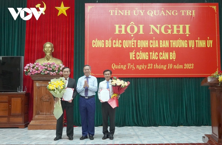 Ông Nguyễn Đăng Quang, Phó Bí thư Thường trực Tỉnh ủy, Chủ tịch HĐND tỉnh Quảng Trị trao quyết định và tặng hoa chúc mừng ông Lê Quang Chiến (bên trái) và ông Nguyễn Chiến Thắng (bên phải).