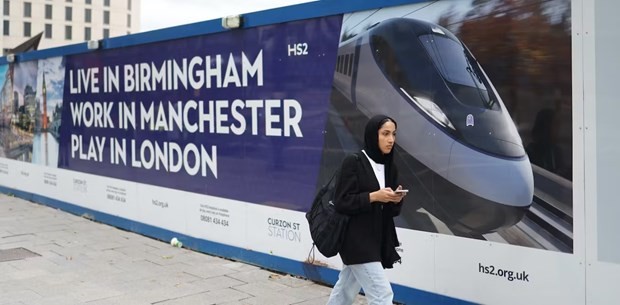 Tấm biển quảng cáo dự án đường sắt cao tốc London-Birmingham. (Nguồn: EPA-EFE)