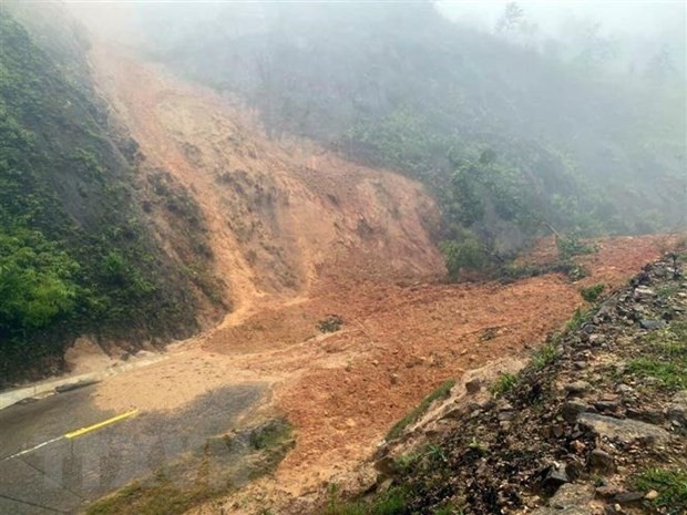 Sạt lở khối lượng lớn đất đá trên tuyến đường Hồ Chí Minh tại km 392 đoạn ngang qua xã A Roàng, huyện A Lưới, tỉnh Thừa Thiên-Huế. (Ảnh: TTXVN phát)
