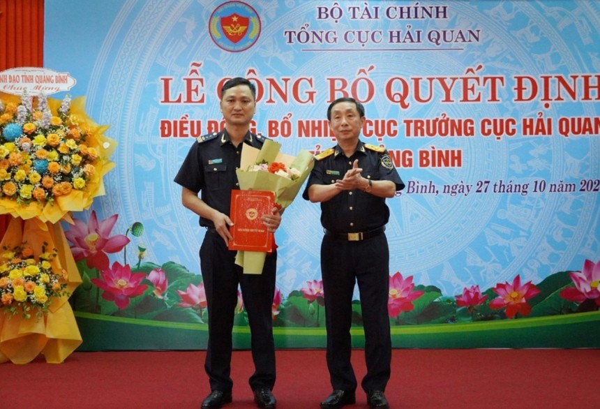 Ông Phạm Tiến Thành (trái) giữ chức vụ Cục trưởng Cục Hải quan Quảng Bình.