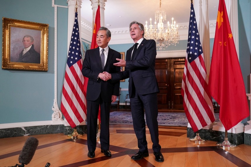 Ngoại trưởng Trung Quốc Vương Nghị và Ngoại trưởng Mỹ Antony Blinken. Ảnh: Reuters.