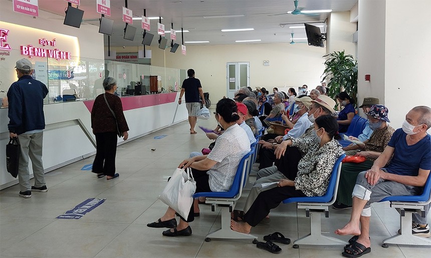 Nhiều người cao tuổi đến khám bệnh BHYT tại Bệnh viện E – Hà Nội.