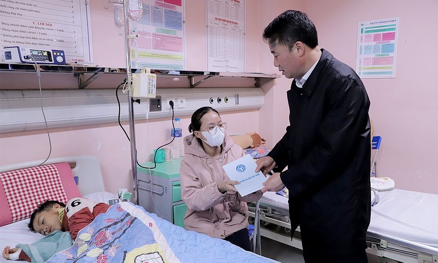 Tổng giám đốc Nguyễn Thế Mạnh tặng quà cho các bệnh nhi có hoàn cảnh khó khăn tại Bệnh viện Nhi Trung ương.
