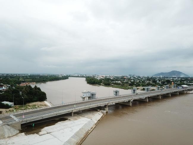 Cầu giao thông bắc ngang sông Dinh hình thành tuyến giao thông nối TP. Phan Rang-Tháp Chàm và huyện Ninh Phước