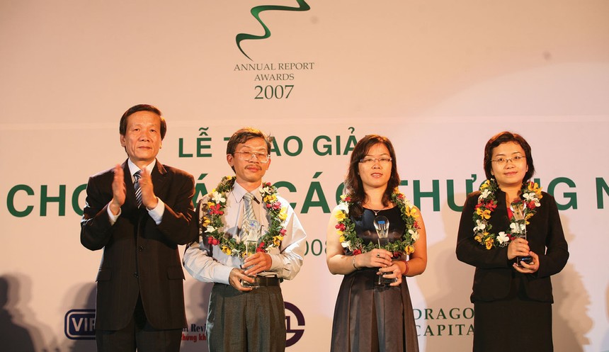 TS. Nguyễn Anh Tuấn chúc mừng các DN được vinh danh trong mùa bình chọn báo cáo thường niên đầu tiên 