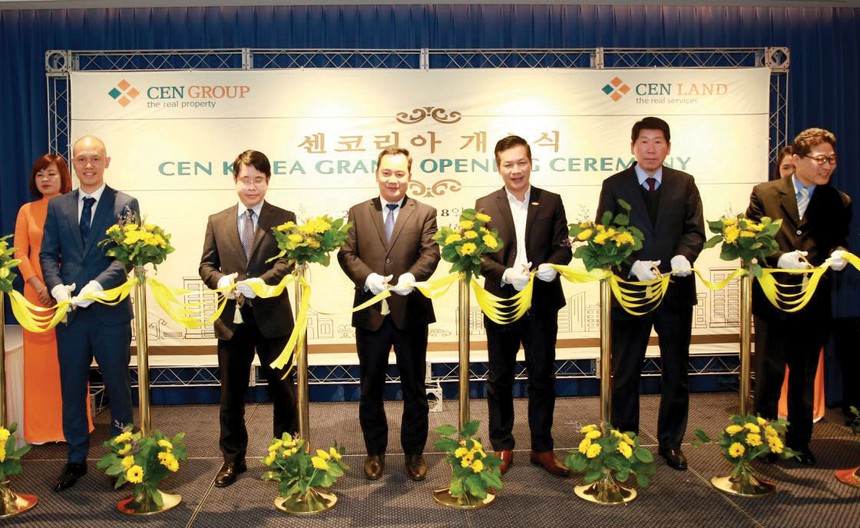 Các quan khách cùng ban lãnh đạo CENLAND thực hiện nghi thức khai trương văn phòng đại diện CEN KOREA