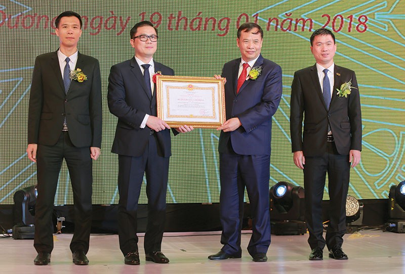 Ban lãnh đạo Công ty cổ phần Nhựa và môi trường xanh An Phát đón nhận Huân chương Lao động hạng Ba tại Lễ kỷ niệm 15 năm thành lập 