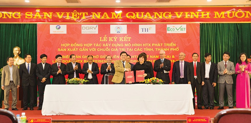 Bà Thái Hương - Phó chủ tịch HĐQT - Tổng giám đốc BAC A BANK ký kết với Liên minh Hợp tác xã Việt Nam để tư vấn cho các hợp tác xã nông nghiệp công nghệ cao