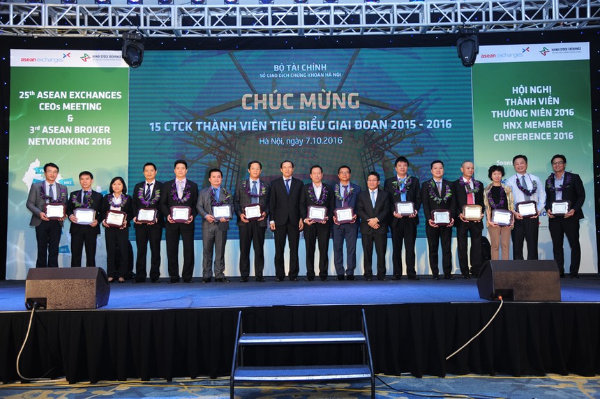 Chủ tịch Sở GDCK Hà Nội Nguyễn Thành Long và Phó Chủ tịch UBCK Phạm Hồng Sơn tặng hoa và trao bằng khen cho 15 CTCK thành viên tiêu biểu -  Ảnh:Dũng Minh