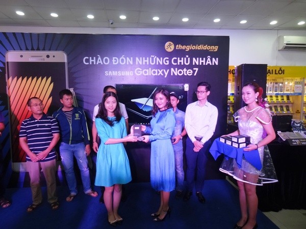 Những khách hàng đầu tiên nhận Galaxy Note 7 tại Hà Nội