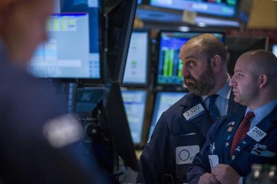 Phố Wall giảm mạnh khi giới đầu tư lo ngại về đà phục hồi của kinh tế Mỹ - Ảnh: Reuters